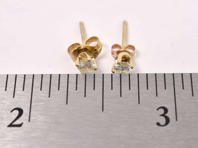 Dazzling Approx. 0.14 CTW Diamond Stud Earrings in Yellow Gold