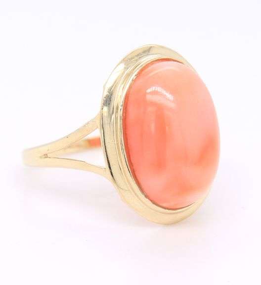 Charming Yellow Gold Oval Cab Coral Ring