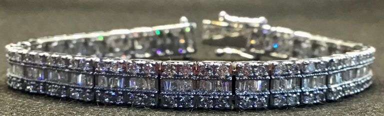 CLASSIC AND GORGEOUS 14K WHITE GOLD BAGUETTE AND ROUND BRILLIANT CUT DIAMOND TENNIS BRACELET