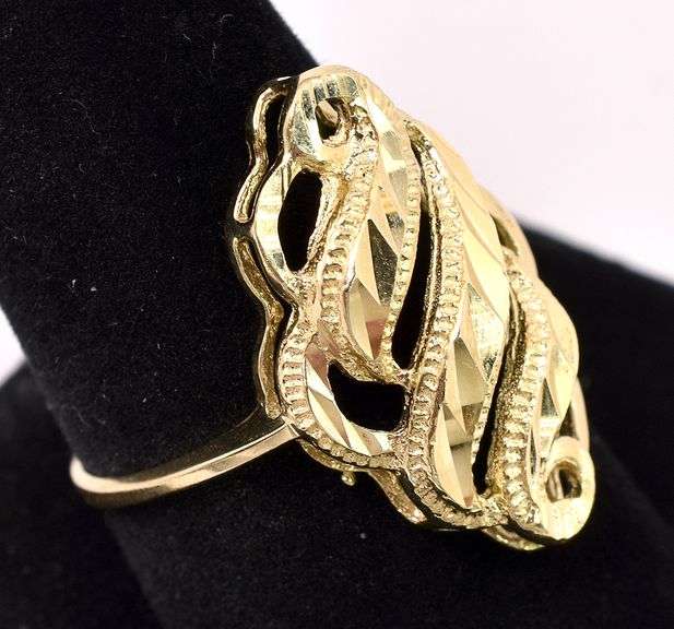 Beautiful Swirl ring in 14K Yellow Gold