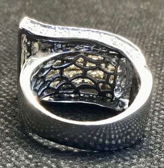 UNIQUE AND STYLISH 18K WHITE GOLD UNISEX DIAMOND RING