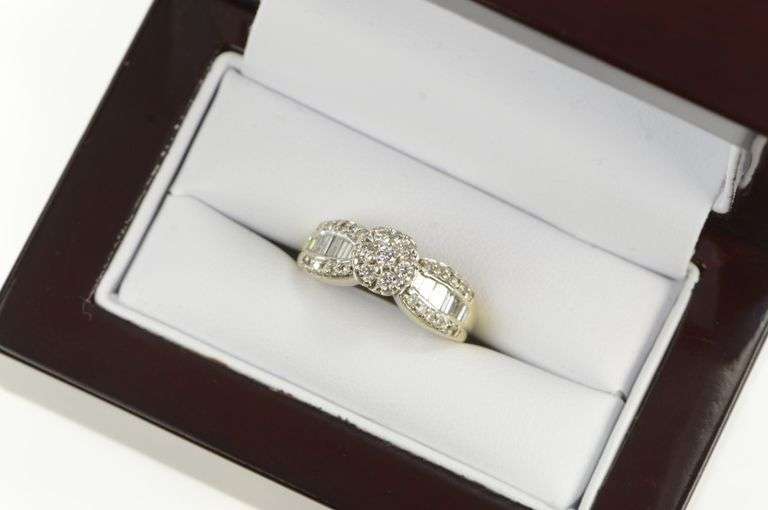 14K White Gold 1.00 Ctw Round Diamond Cluster Engagement Ring