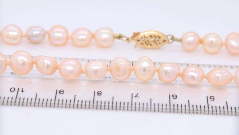 Set of Pink Pearl Necklace, Bracelet and Stud Earrings in Yellow Gold