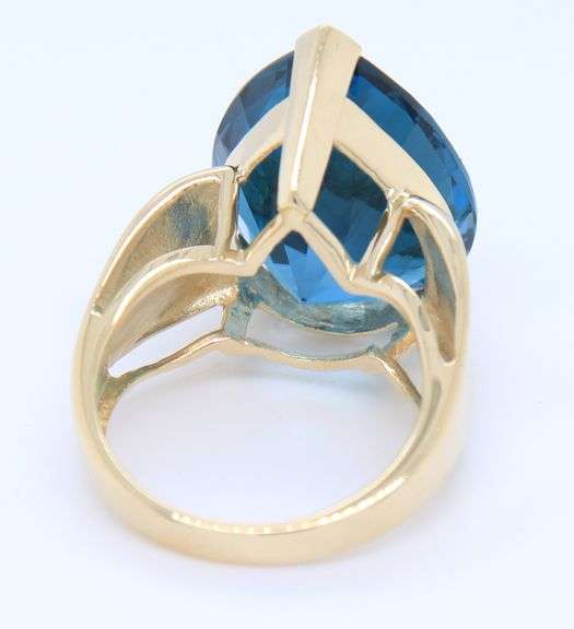 Charming Yellow Gold 19ct Pear Shaped Blue Topaz Cocktail Ring