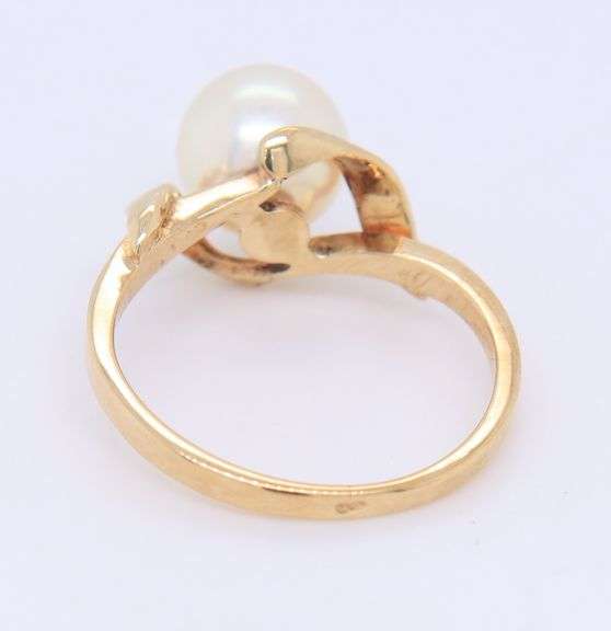 Gorgeous 7.5mm White Fresh Water Pearl Ring in Yellow Gold