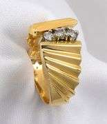 Fashionable Ridged Ring with Diamonds