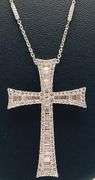 Glitzy 18kt White Gold Necklac With Diamond Cross Pendant