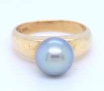 Gorgeous Yellow Gold Black Pearl Ring