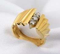 Fashionable Ridged Ring with Diamonds