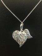 UNIQUE AND STYLISH 18K WHITE GOLD HEART SHAPED LEAVES DIAMOND PENDANT NECKLACE