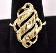 Beautiful Swirl ring in 14K Yellow Gold