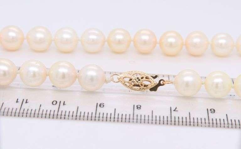 Elegant Fresh Water Pearl Necklace with Gold Clasp