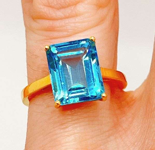 14KT YELLOW GOLD & 6.00 CARAT BLUE TOPAZ COCKTAIL RING
