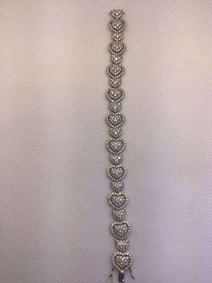 Elegant 18K White Gold Diamond Tennis Bracelet with Heart-Shaped Setting – 11.4 Carats
