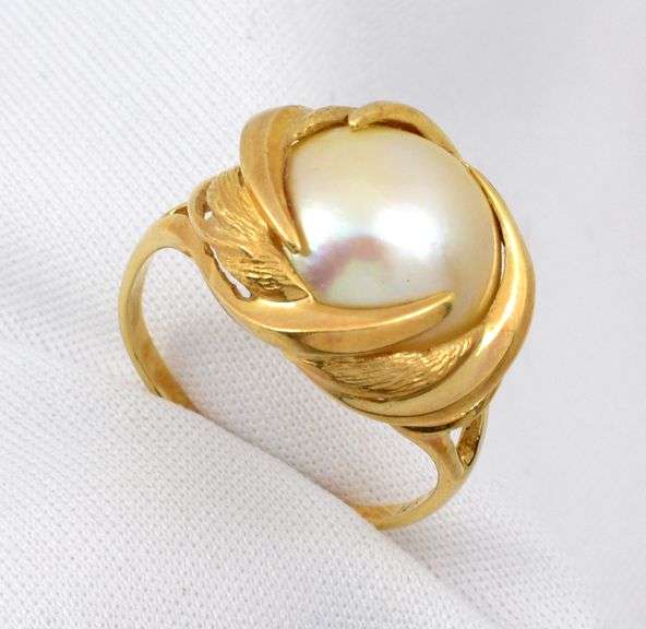 Feminine 14k Mobe Pearl Ring