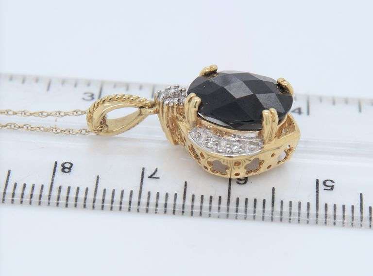 10KT Yellow Gold Oval Garnet Pendant With Chain