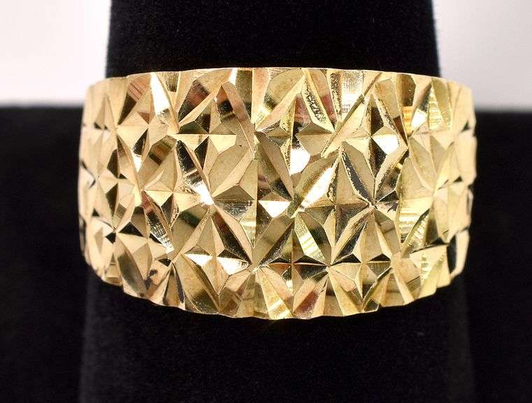 Outstanding Gold Diamond Cut Starburst Pattern Band Ring In 14K Yellow Gold