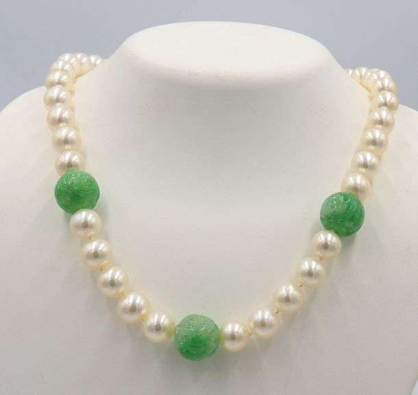 White Fresh Water Pearl and Green Jade Beaded Necklace