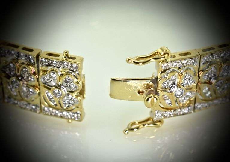 Glittering 18K Diamond Bracelet