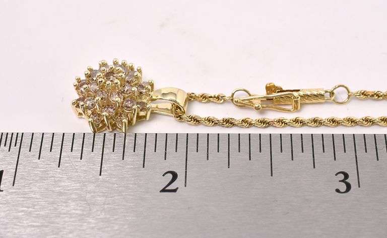 Tasteful Diamond Pendant Necklace In Yellow Gold