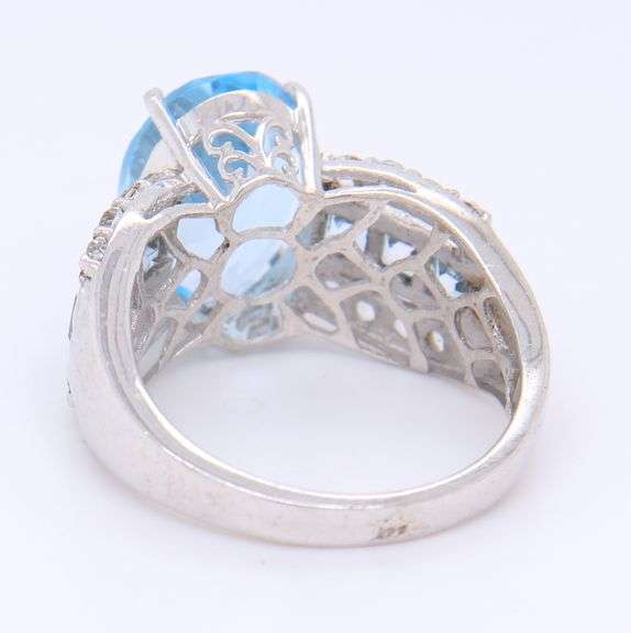 925 Sterling Silver Oval Blue Topaz Ring