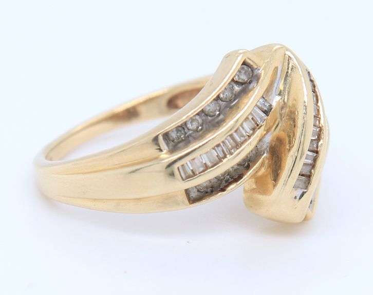 Beautiful Round Brilliant Cut and Baguette Diamond Ring in Yellow Gold