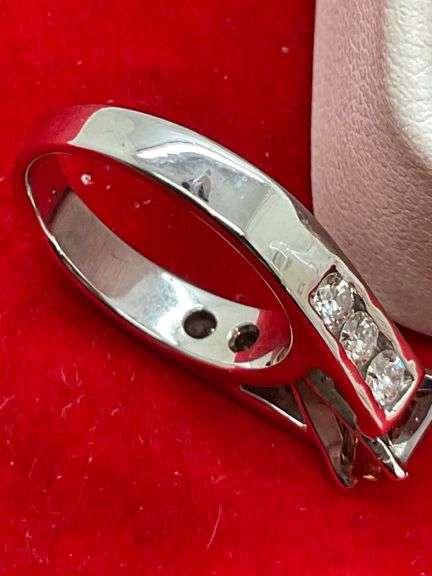 CERTIFIED BRAND NEW 18K WHITE GOLD AND DIAMOND ENGAGEMENT RING