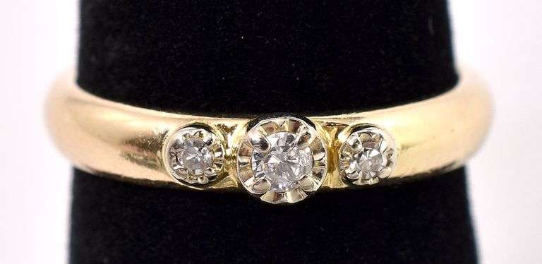 Gleaming Diamond Band Ring In 18K Yellow Gold