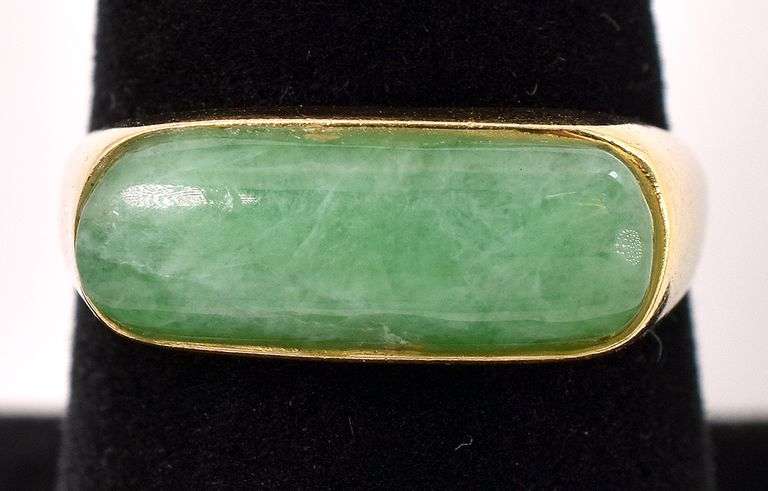 Graceful Green Gemstone Ring in 18K Yellow Gold