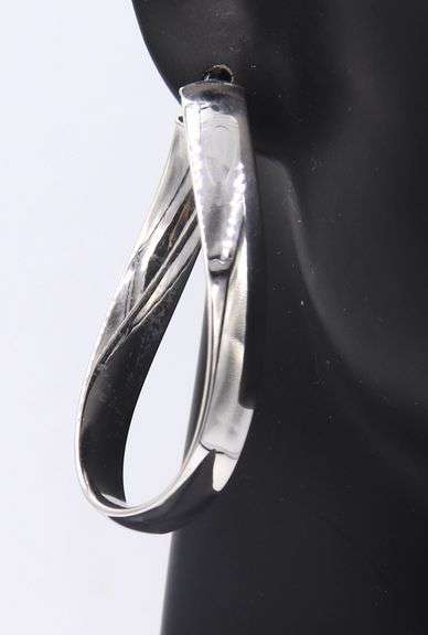 Handsome White Gold Twisted Oval Hoop Earrings