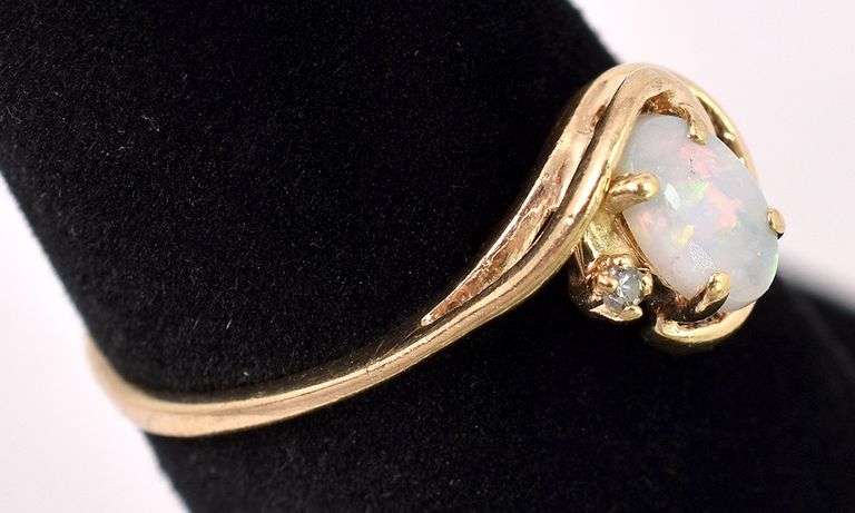 Dazzling Opal and Diamond Ring In Yellow Gold