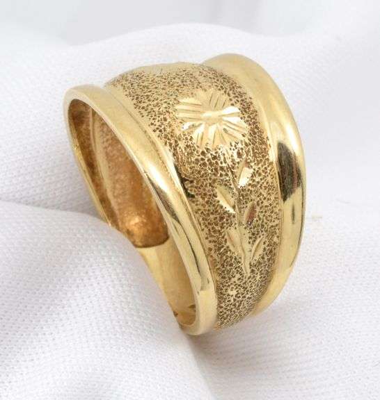 Easy to Wear Tapering Gold Ring with Design