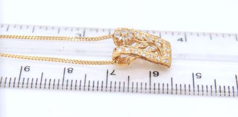 925 Sterling Silver Cubic Zirconia Floral Pendant on Chain