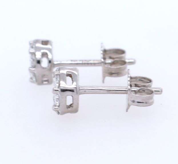 0.33ctw Diamond Cluster Stud Earrings in 14K