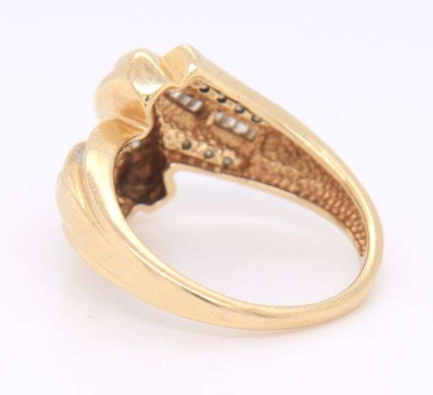 Beautiful Round Brilliant Cut and Baguette Diamond Ring in Yellow Gold