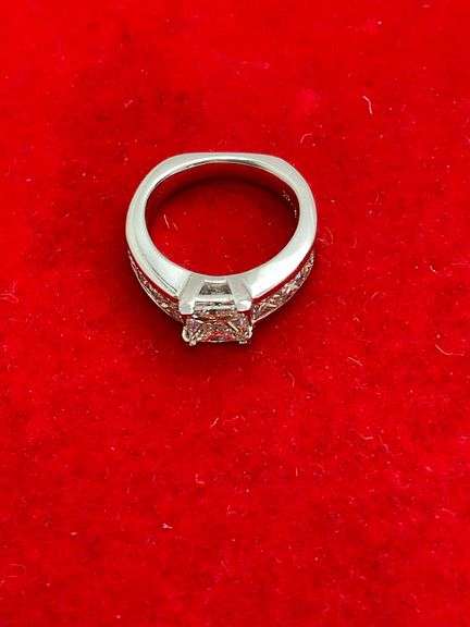 CERTIFIED BRAND NEW 14K WHITE GOLD DIAMOND ENGAGEMENT RING. 2.00 CARATS