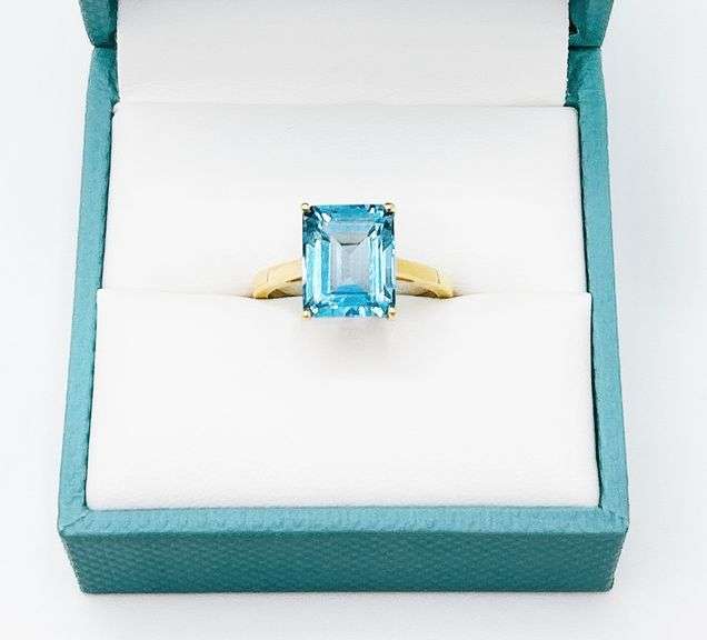 14KT YELLOW GOLD & 6.00 CARAT BLUE TOPAZ COCKTAIL RING