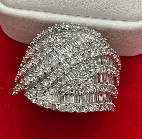 CERTIFIED BRAND NEW 14K WHITE GOLD AND DIAMOND RING. 4.00 CARATS