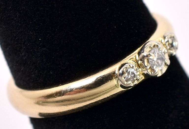 Gleaming Diamond Band Ring In 18K Yellow Gold
