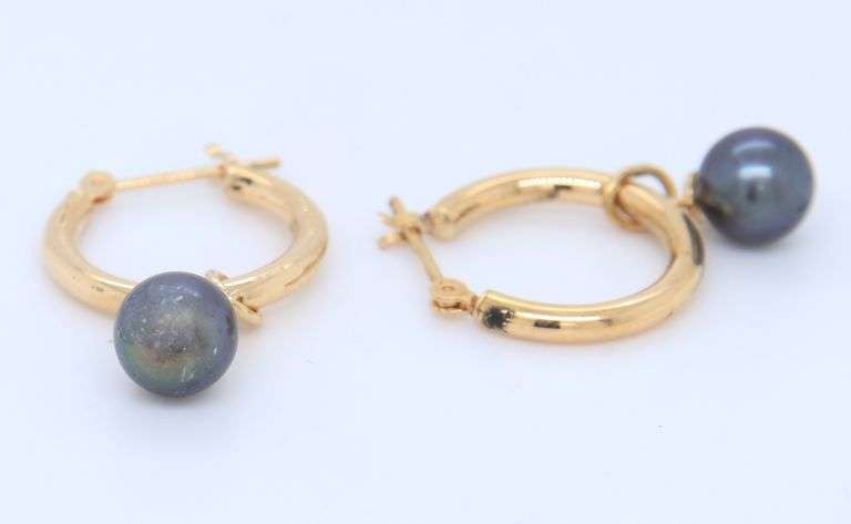 Charming 18kt Yellow Gold Black Pearl Dangle Earrings