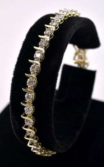 Mesmerizing Diamond Bracelet in Yellow Gold