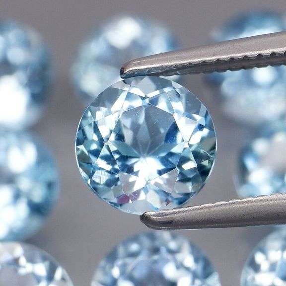 Superb quality 9.56ct 9 pc sky blue Topaz solitaire set