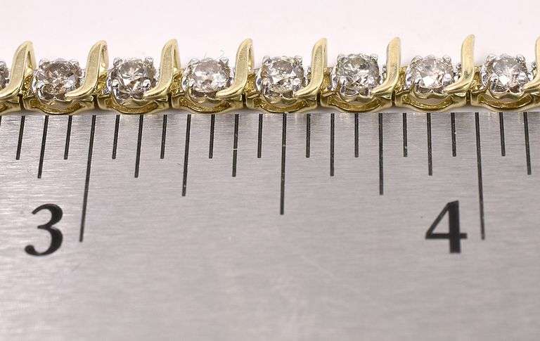 Mesmerizing Diamond Bracelet in Yellow Gold
