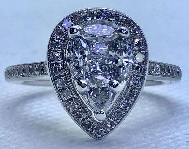 BREATHTAKING 14K WHITE GOLD HALO-STYLE DIAMOND ENGAGEMENT RING