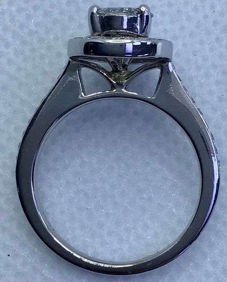 BREATHTAKING 14K WHITE GOLD HALO-STYLE DIAMOND ENGAGEMENT RING