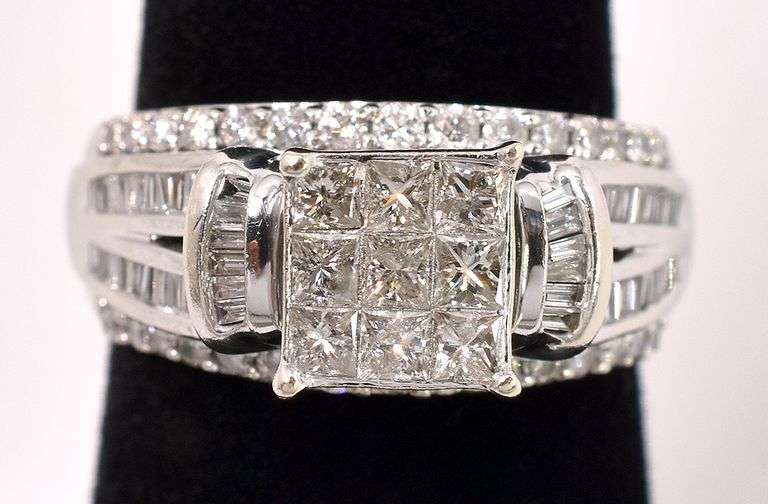 Incredible Diamond Ring in White Gold