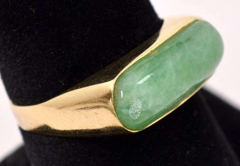 Graceful Green Gemstone Ring in 18K Yellow Gold