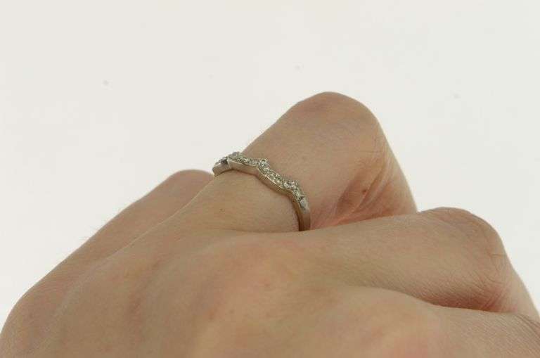14K White Gold 1/3 Ctw Diamond Scalloped Wedding Band Ring