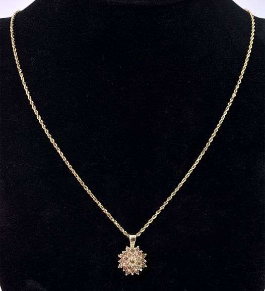 Tasteful Diamond Pendant Necklace In Yellow Gold