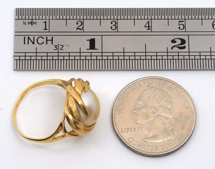 Feminine 14k Mobe Pearl Ring